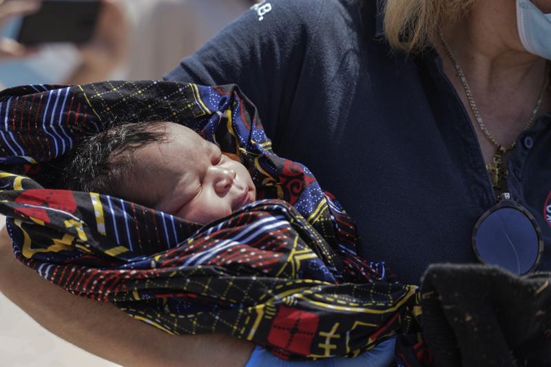 Migrante eritrea da a luz a bebé en isla desierta de Grecia Foto: AP
