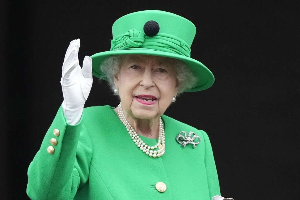 Isabel II aparece en balcón en festejos por su Jubileo