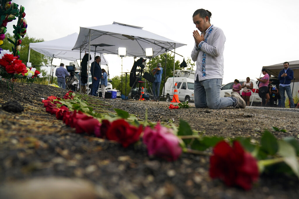 Texas: Suman 51 los migrantes muertos hallados en camión