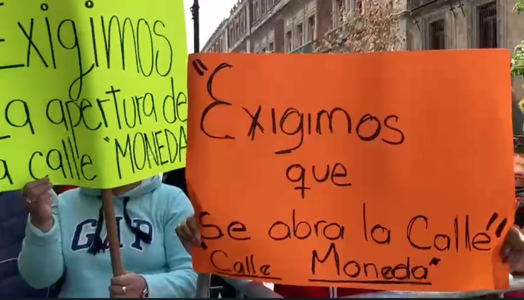 Comerciantes exigen reapertura de la calle de Moneda Foto: Especial