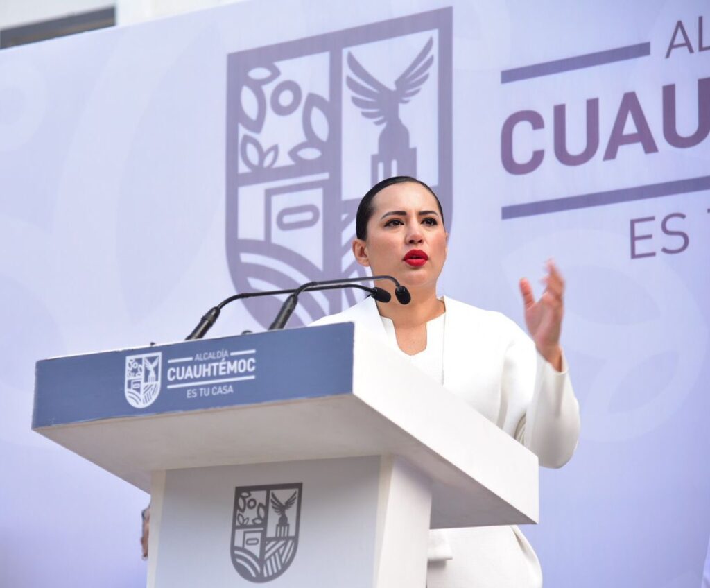 Evita AMLO polémica con Sandra Cuevas