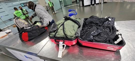 SEMAR y Aduanas decomisaron más de 23 kg de ropa impregnada con cocaína en el AICM *FOTOS SEMAR / ADUANAS