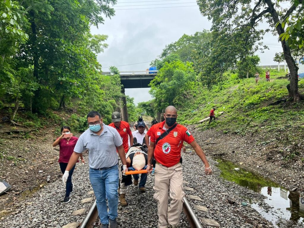 INM en Veracruz auxilia Grupo Beta a migrante lesionado al caer de un tren en movimiento