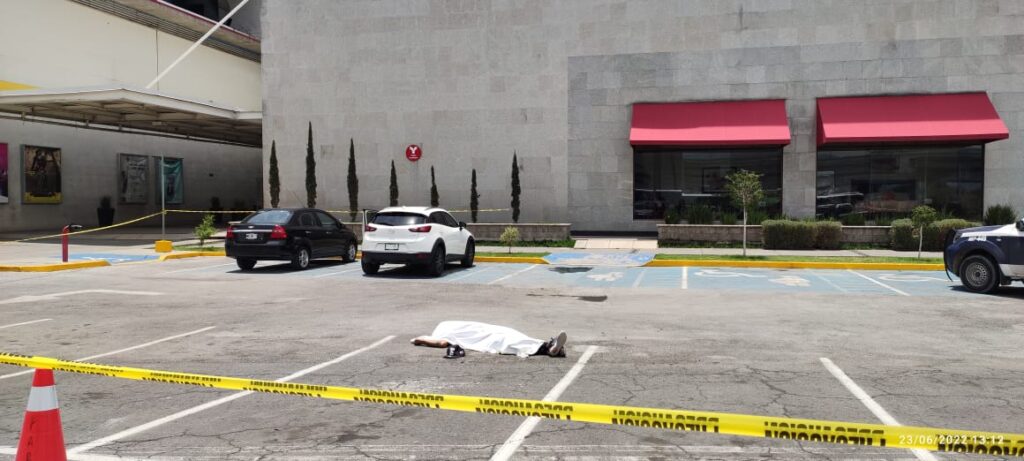 FGJEM inició una carpeta de investigación por el homicidio de una persona en el estacionamiento de la plaza comercial “Las Américas” Foto: Especial