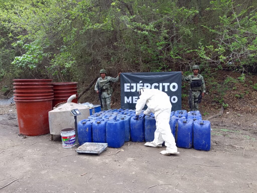 SEDENA aseguró y desmanteló un narco-laboratorio en Cosalá, Sinaloa *FOTOS SEDENA*