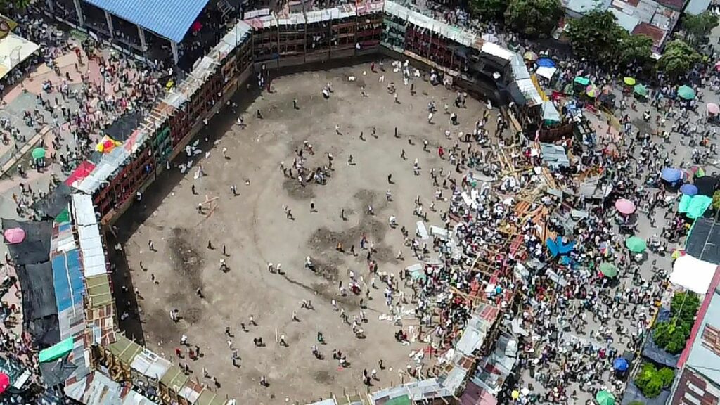 AMLO lamentó desplome de plaza de toros en Colombia Foto: Internet