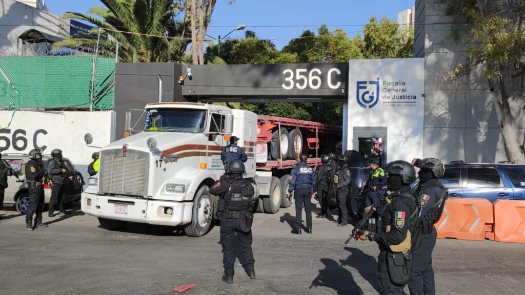 Policía y Fiscalía CDMX aseguran tracto camión que transportaba tonelada de cocaína de Colombia