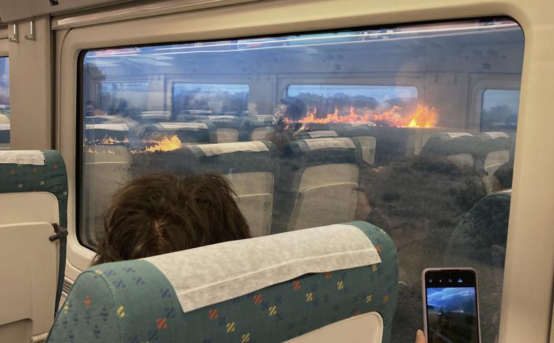 España: Tren de pasajeros se detuvo frente a un incendio Foto: AP