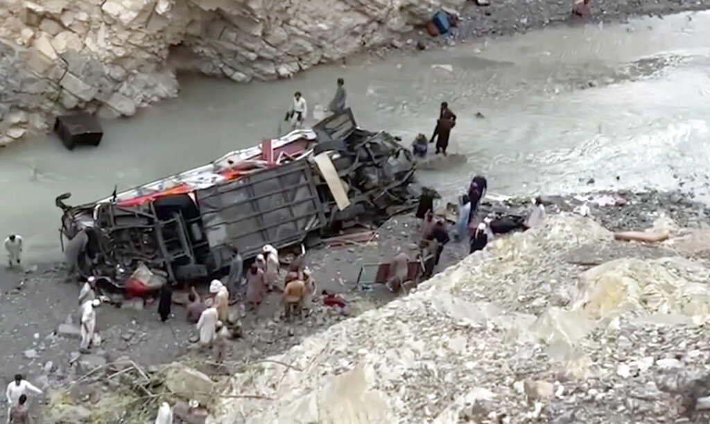 Pakistán: 19 muertos al caer bus de pasajeros a un barranco