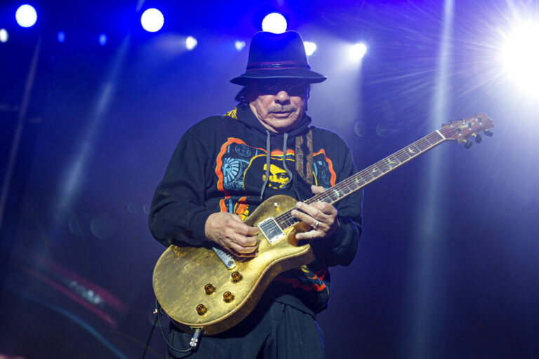 Carlos Santana está "bien" tras desmayarse en el escenario