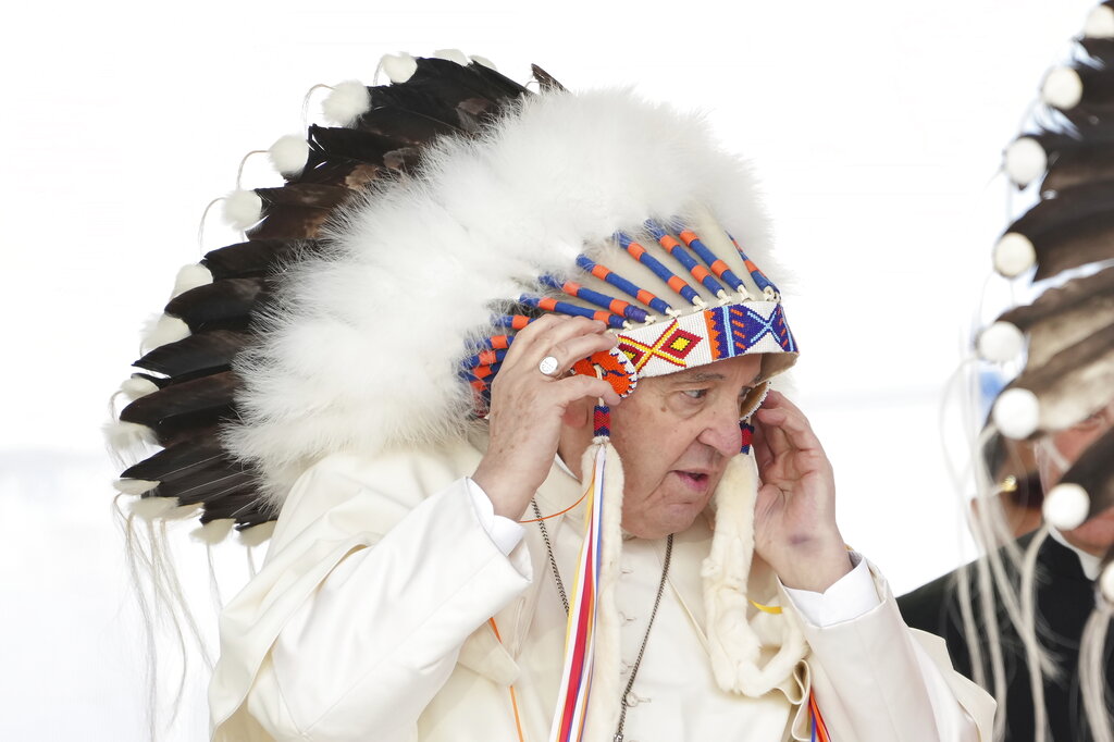 Papa Francisco con tocado indígena genera reacciones mixtas