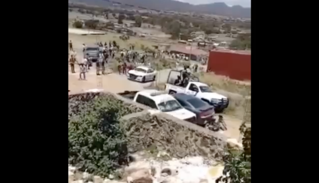 Difunden videos del desalojo de elementos de la GN por pobladores de Cuautepec de Hinojosa, Hidalgo Foto: Especial