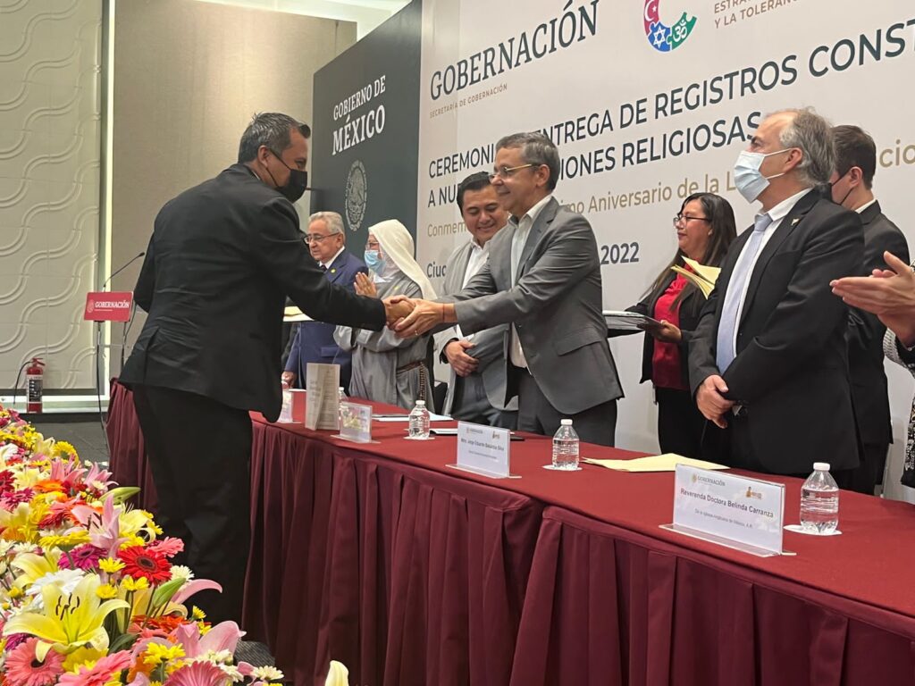 Convoca César Yáñez a asociaciones religiosas a mantener unidad en favor de la paz nacional y entrega 43 nuevos registros: SEGOB