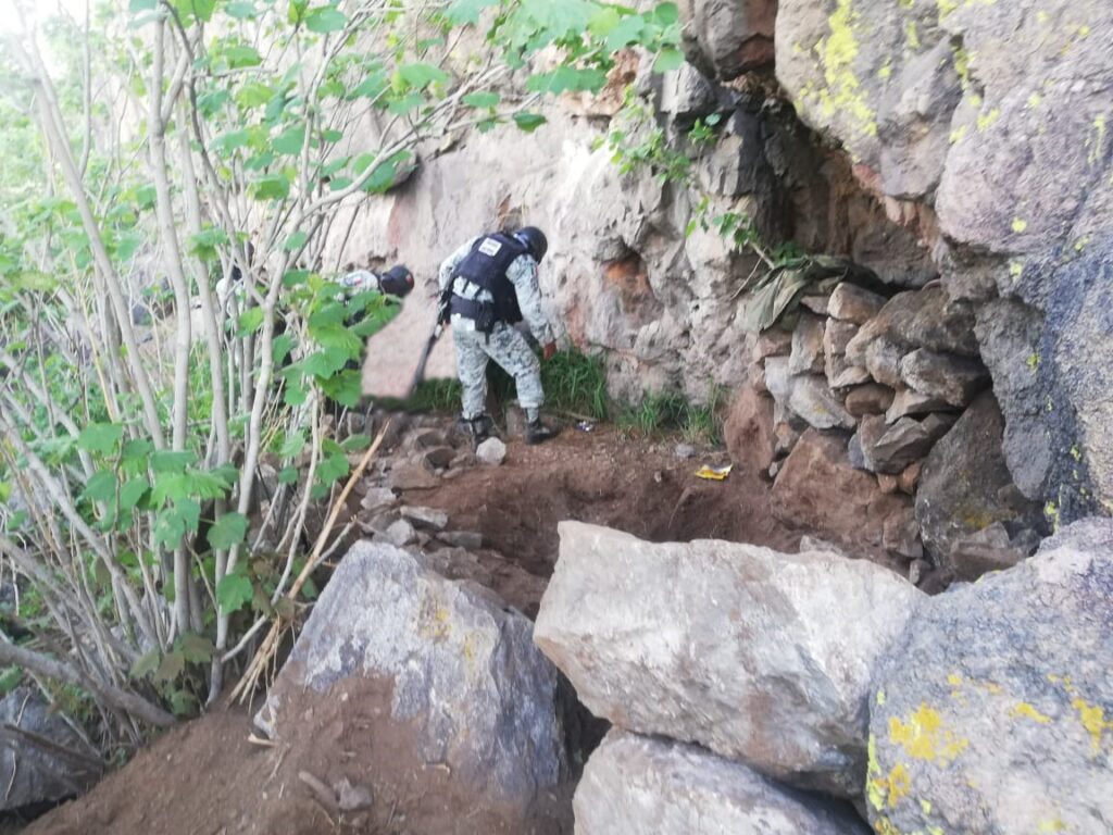 Guardia Nacional localizó y aseguró a 4 hombres armados ocultos en una cueva en Guanajuato *FOTOS GN