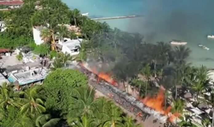 Fuego consume hotel en Isla Holbox Foto: Internet