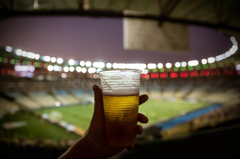 En pre dictamen que prohíbe venta de cerveza en estadios, Senado actuará con prudencia: Ricardo Monreal Foto: Internet