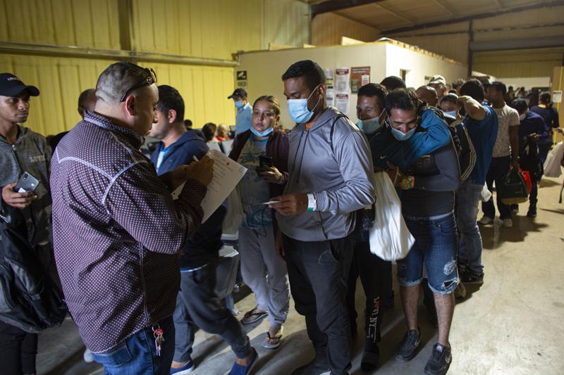 EUA estudia tarjetas para migrantes en proceso de expulsión Foto: AP