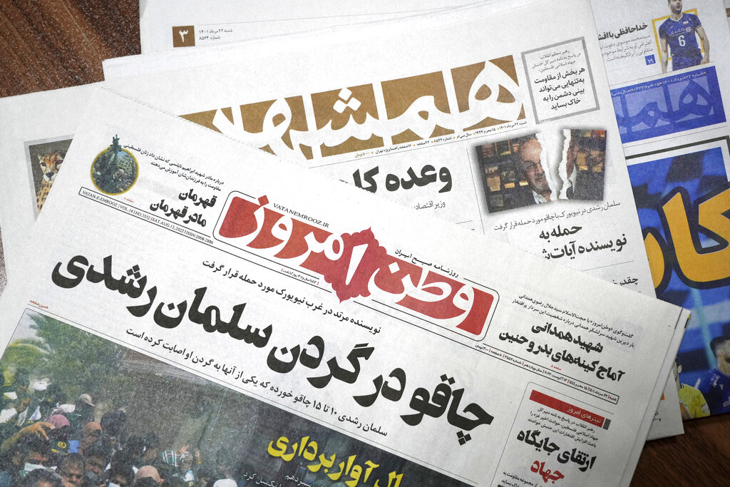 Elogios y preocupación en Irán tras atentado contra Rushdie