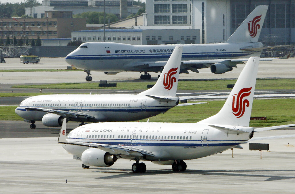 EUA suspende vuelos de aerolíneas chinas por control COVID