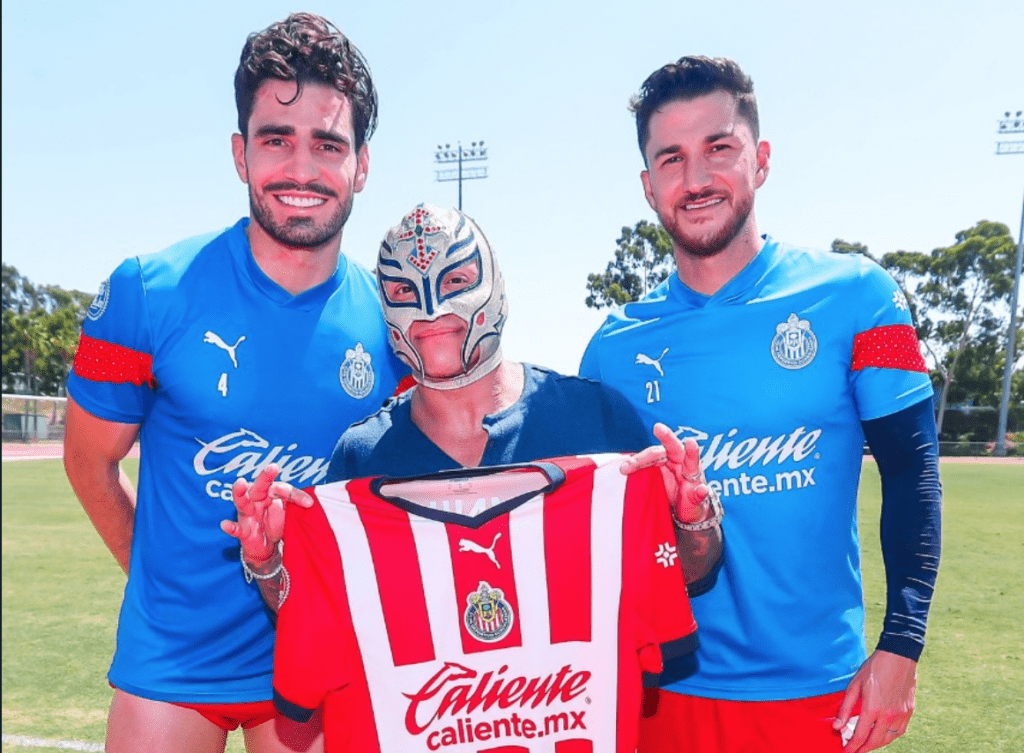 Rey Mysterio visitó a jugadores de Chivas Foto: @Chivas
