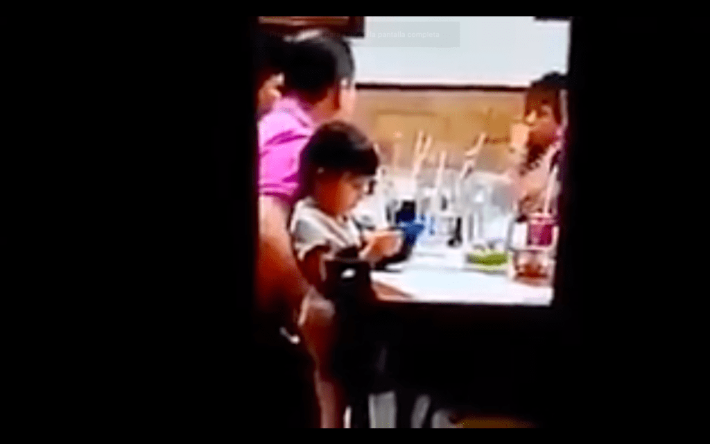 Exhiben en redes sociales a sujeto manoseando a niña en un restaurante-bar de Chiapas