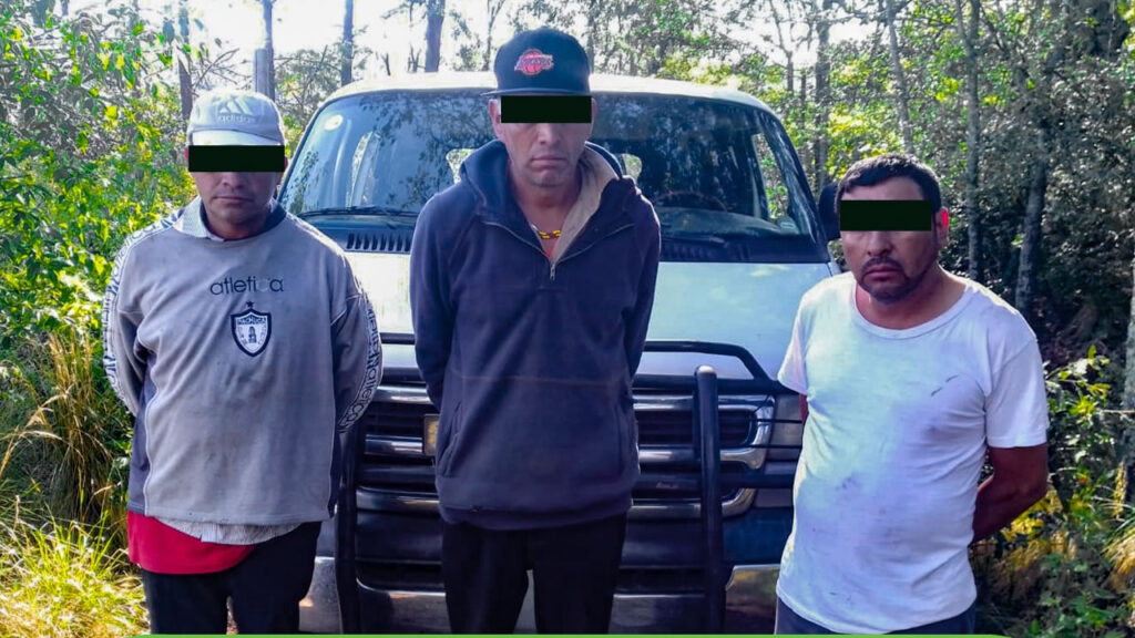 Detienen a tres sujetos por robo de un camión materialista en Metztitlán, Hidalgo