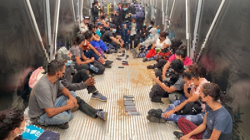 INM rescata en SLP a 47 migrantes dentro de un tráiler