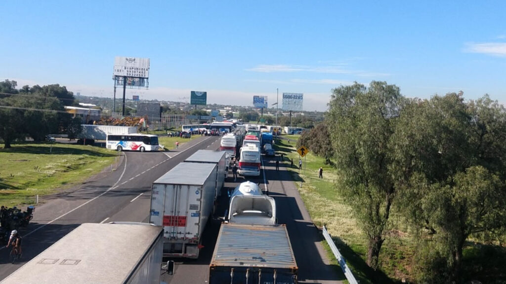 Operadores de transporte público del Edomex cierran por nueve horas la México-Pachuca