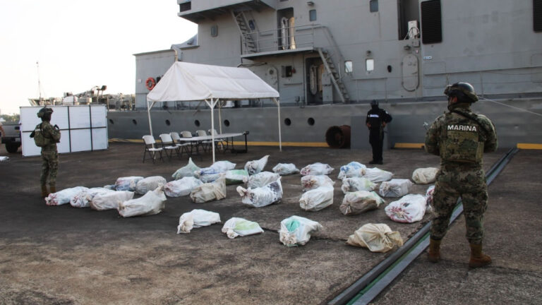 SEMAR asegura aproximadamente 840 kilos de cocaína en costas de Michoacán