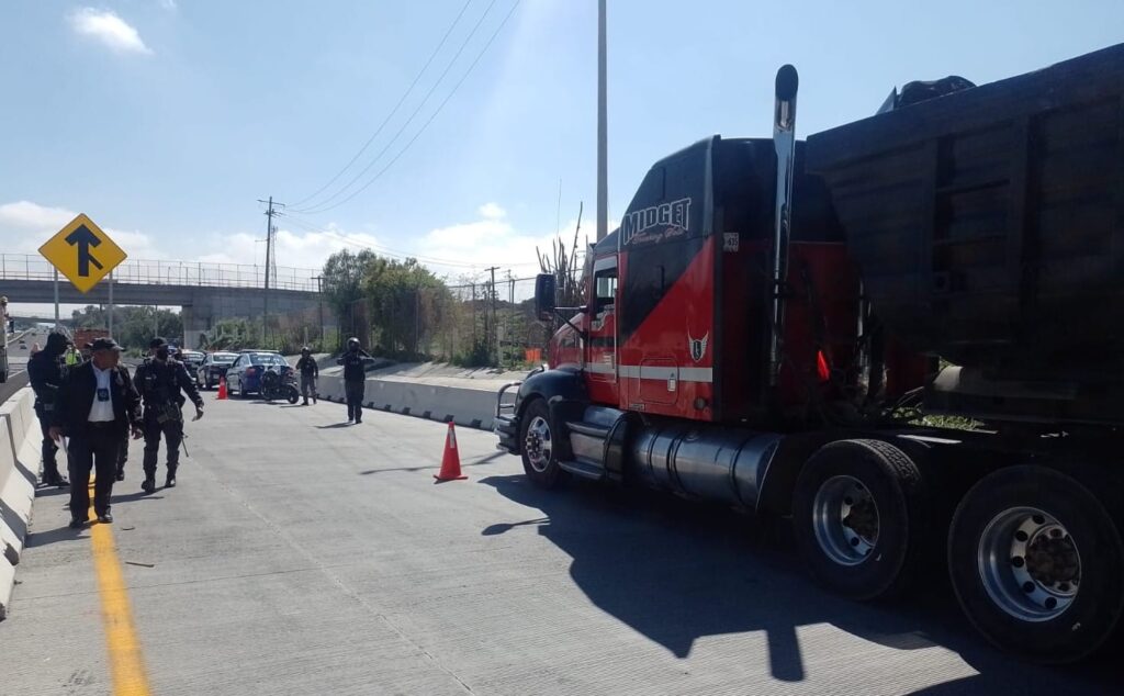 Guardia Civil de Tecámac impide huída de 2 conductores de tracto camiones que evadieron el pago de peaje *FOTOS Guardia Civil Tecámac
