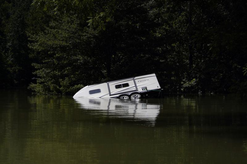 Escasea agua potable en zonas inundadas de Kentucky Foto: AP