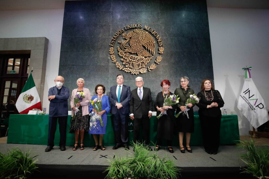 Recibe la senadora Ifigenia Martínez “Medalla al Mérito Administrativo” Foto: Internet