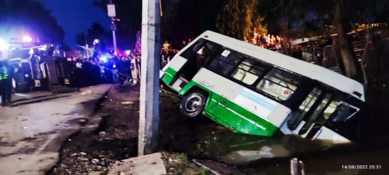 Microbús atropelló a tres y cae al canal en Xochimilco con tres pasajeros más lesionados