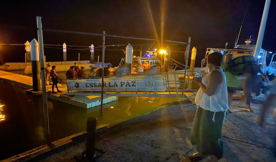 SEMAR recató a 12 personas tras incendiarse embarcación en Playa Balandra, La Paz, BCS