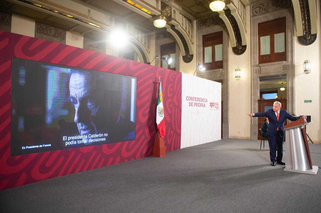 AMLO señala a Calderón por documental del Cassez: "a lo mejor Netflix lo pone gratuito"