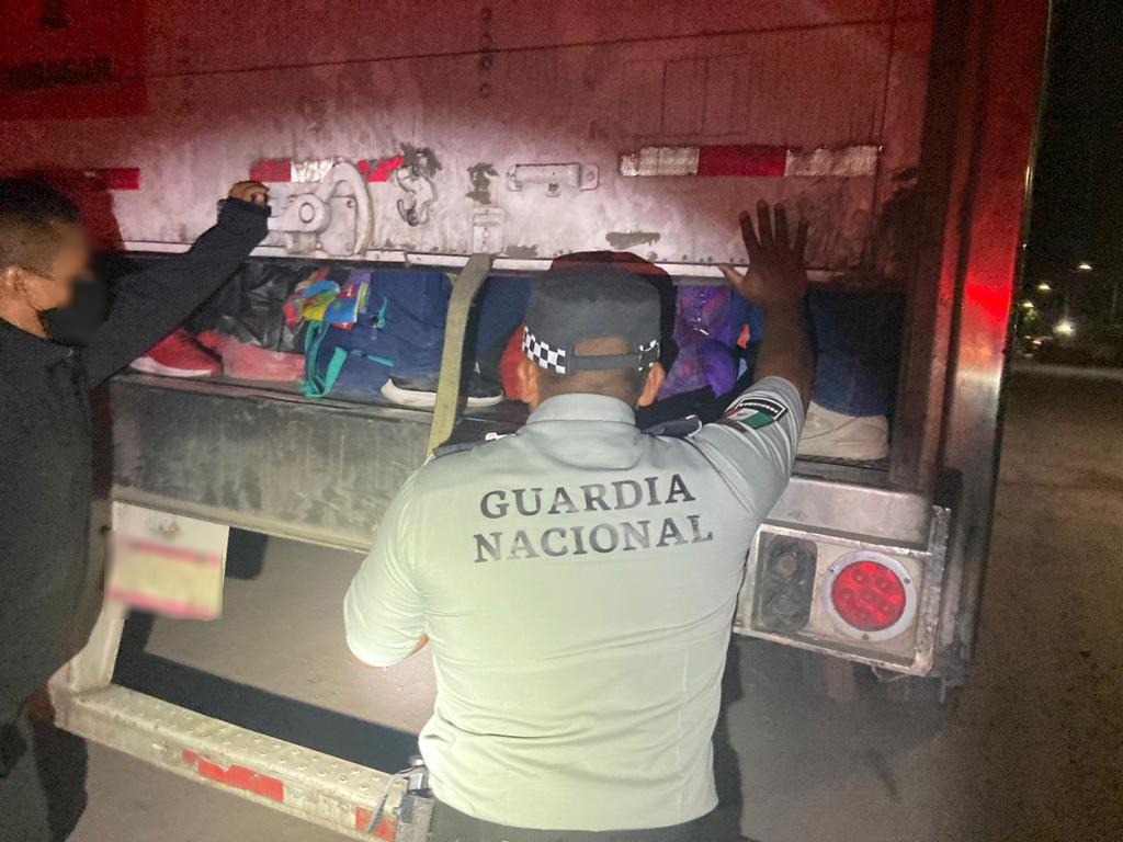 GN e INM rescataron a 121 migrantes transportados en tracto camión en Nuevo León
