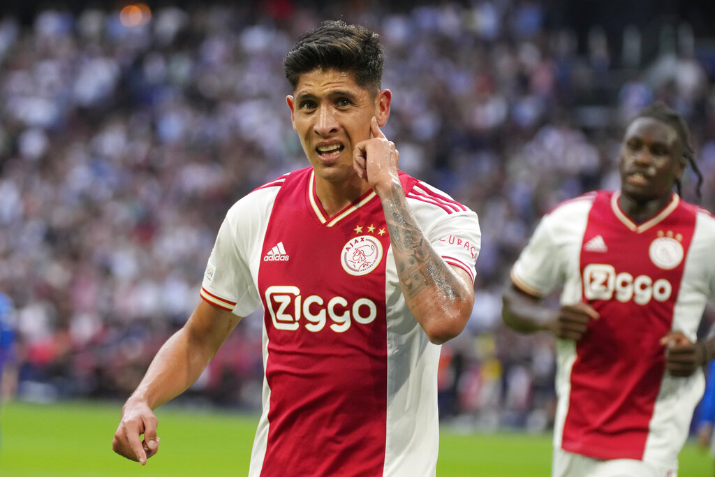 Edson Álvarez abre la goleada de Ajax ante Rangers