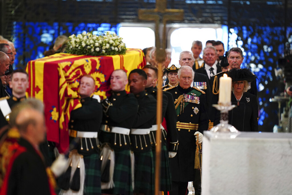 El rey Carlos III marcha en cortejo fúnebre de Isabel II