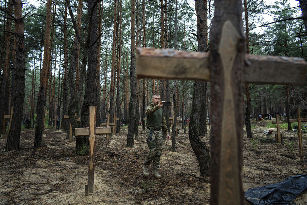 Ucrania halla señales de tortura en múltiples tumbas