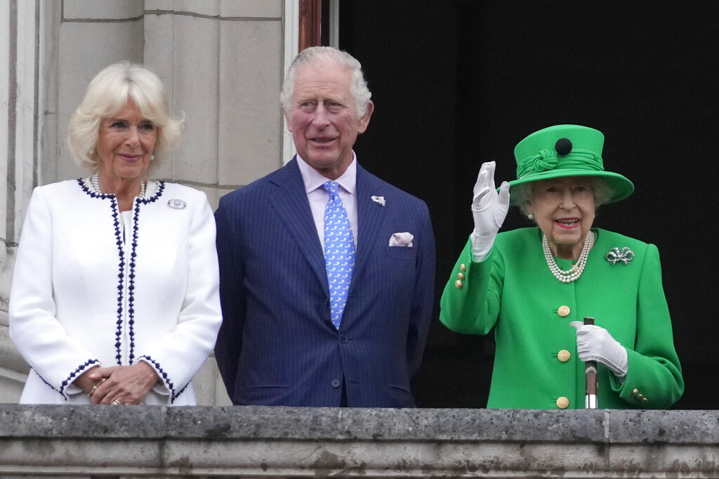 La reina Isabel II allanó la transición para su hijo Carlos