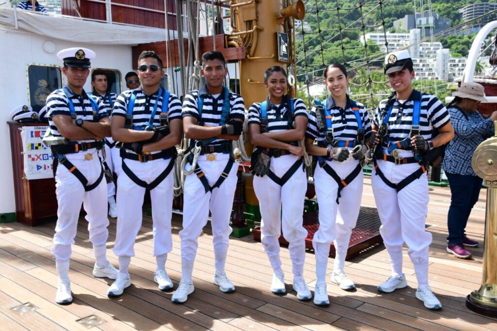 Arriba el buque escuela velero "Cuauhtémoc"al puerto de Acapulco