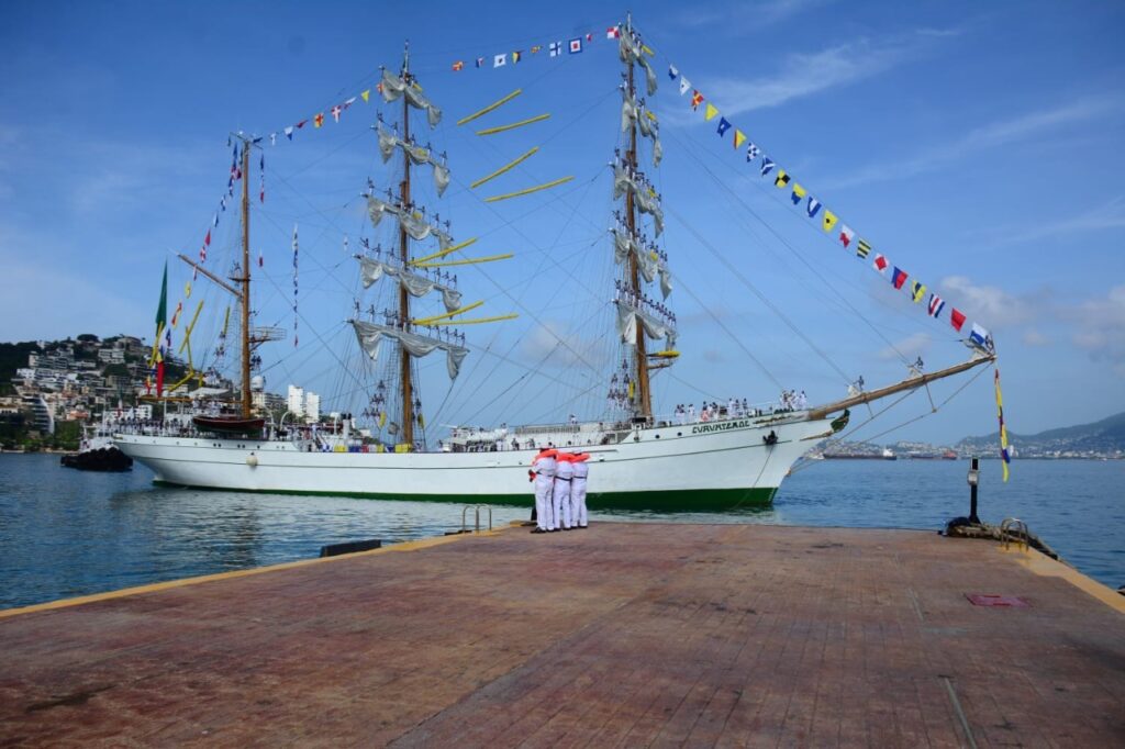 Arriba el buque escuela velero "Cuauhtémoc"al puerto de Acapulco