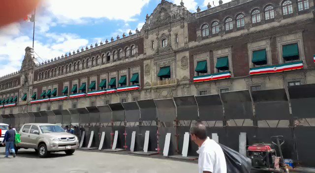 Sellan Palacio Nacional con “muros de paz” previo a marcha por Ayotzinapa