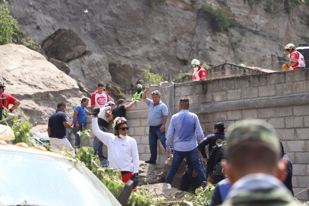 Derrumbe de un paredón en la colonia “Los Pilares” de Cuernavaca; Morelos, deja cinco personas lesionadas; reportan al menos tres personas desaparecidas más