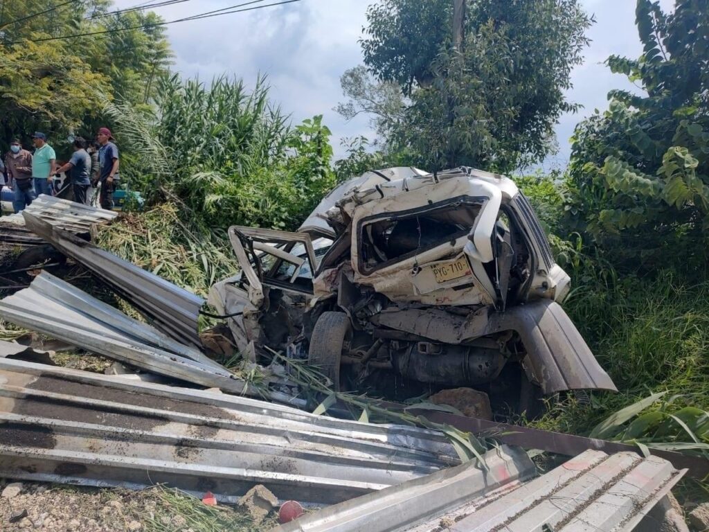 Dos personas fallecidas y varias lesionadas, luego de que un tráiler sin frenos, embistiera a 15 vehículos en la “México-Cuautla", en Yecapixtla, Morelos