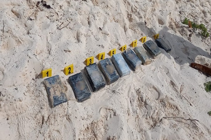 En la playa San Martín la SEDENA halló los paquetes de narcótico, cuyo peso será determinado por la FGR