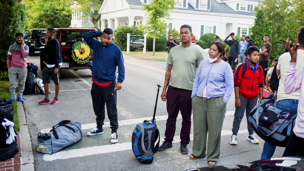 Migrantes enviados a Massachusetts podrán pedir visas