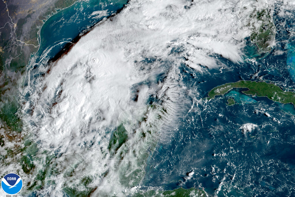 Tormenta tropical Karl gira al sur en el Golfo de México