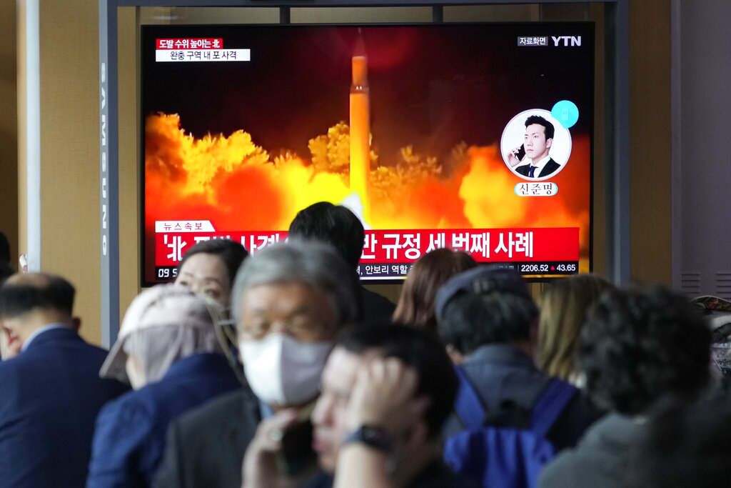 Norcorea sube la tensión con pruebas de misil y artillería