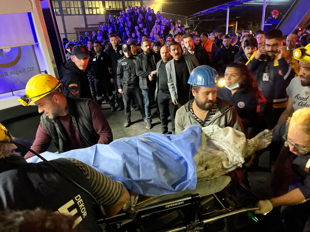 Turquía: 22 muertos y muchos atrapados por explosión de mina